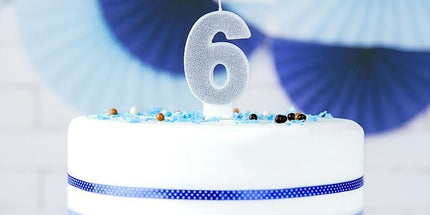 Srebrna rođendanska svjećica broj 6 sa šljokicama 7 cm