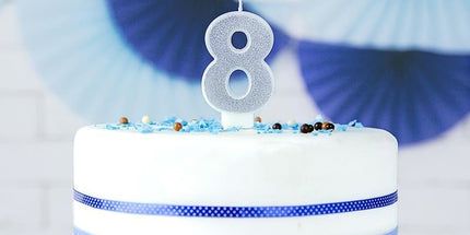 Srebrna rođendanska svjećica broj 8 sa šljokicama 7 cm